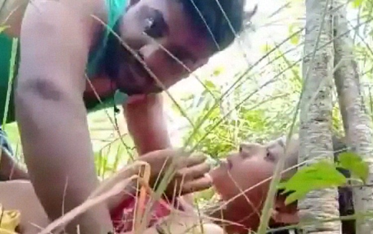 Trapping desi village girl and fucking her outdoor MMS