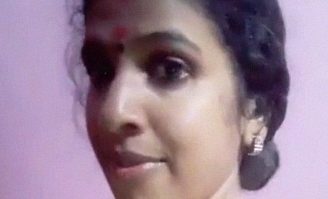 Big boobed Sexy Tamil wife milking her tits