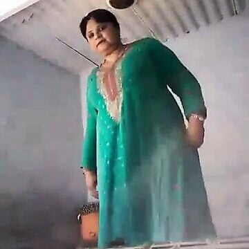 Sexy desi aunty ka bhosda show live call me