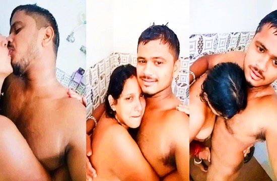 Desi Aunty Sex in Bathroom With Lover