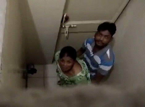 Desi guy caught fucking a randi in toilet