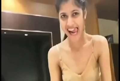 Mumbai girl takes her lover’s cum on her face in desi sex