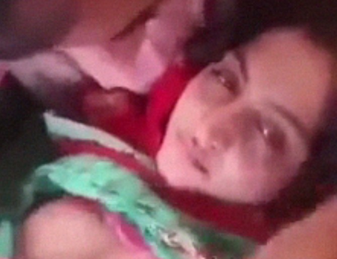 Pakistani boss sucking boobs of secretary in car