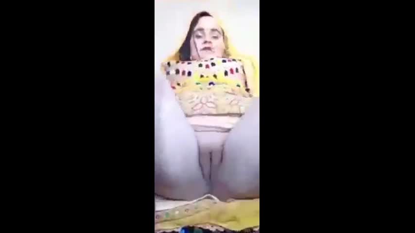 Desi lady showing pussy