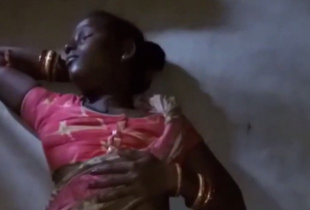 Adivasi lady getting her pussy exposed by lifting saree