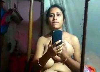 Horny big boobed desi girl showing and fingering