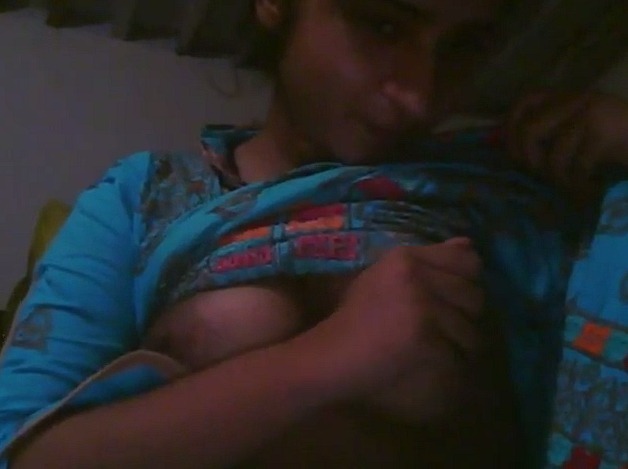 Real boob show video – Pakistani nude selfie