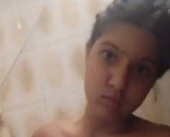 Bathing horny Indian girl MMS