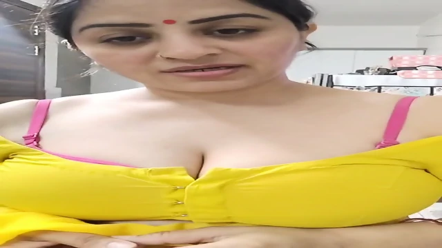 Instagram Influencer Vandana Pathak Live Showing Pink Bra Strap